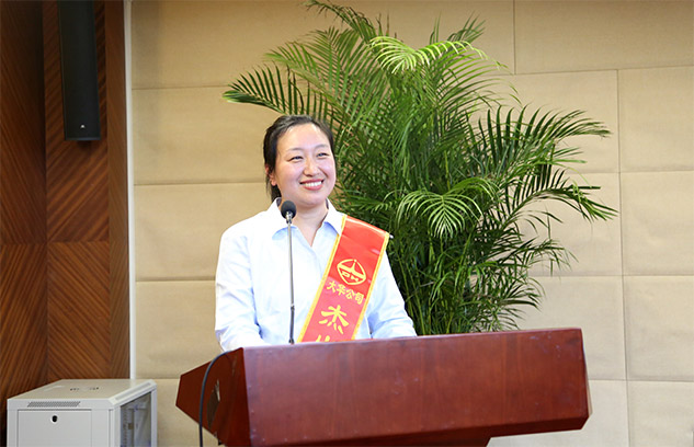 市場營銷中心劉巍巍、技術(shù)中心王夏偉代表杰出團隊及優(yōu)秀個人發(fā)言