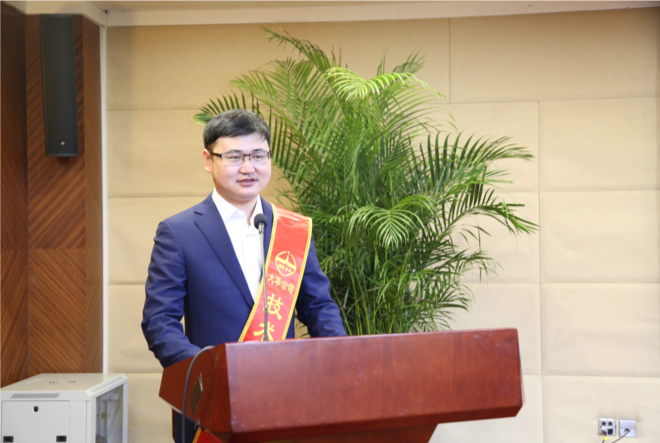 市場營銷中心劉巍巍、技術(shù)中心王夏偉代表杰出團隊及優(yōu)